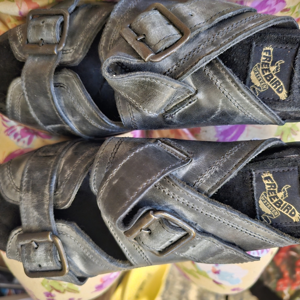 Freebird by Steven Women's Distressed Gray Leather Buckle Sandals
